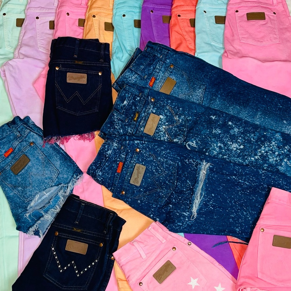 Wrangler jeans! Please don’t buy this listing! 💜